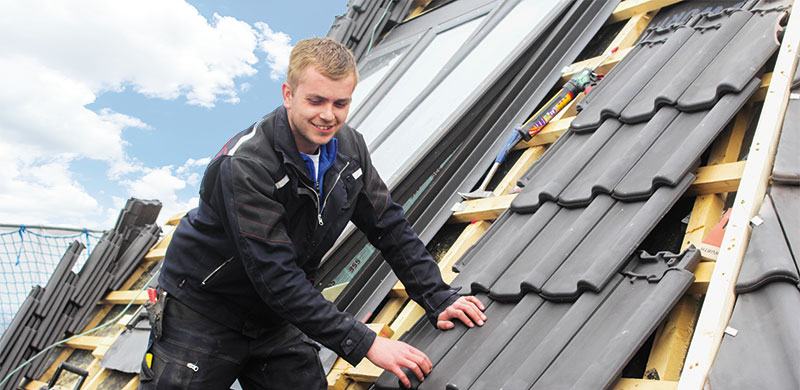 Die Dacheindeckung stellte hohe handwerkliche Anforderungen an die ausführenden Dachdecker vor Ort. 