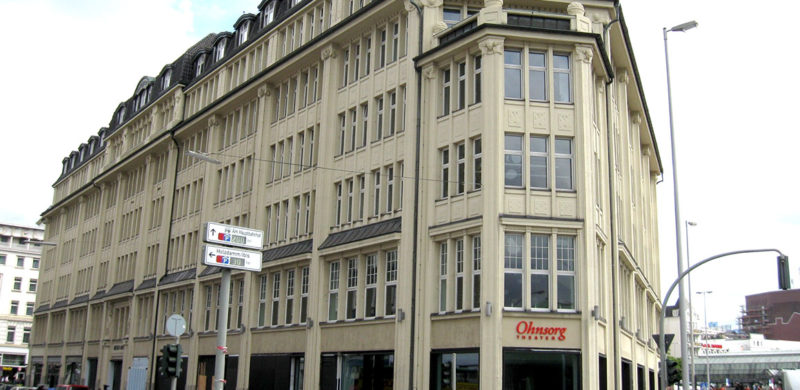 Das bekannte Ohnsorg-Theater befindet sich im denkmalgeschützten Bieberhaus von 1908 direkt neben dem Hamburger Hauptbahnhof.
