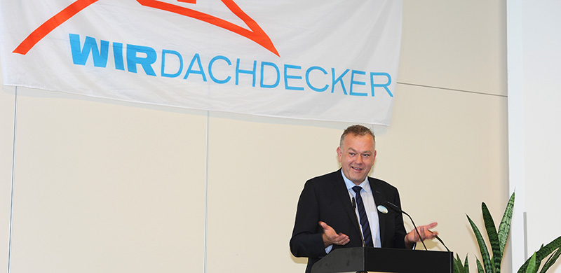 Der Präsident des Zentralverbandes des Deutschen Dachdeckerhandwerks (ZVDH), Dirk Bollwerk, äußerte sich kritisch über die zunehmend belastende Bürokratisierung im Handwerk.