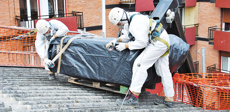 Asbest in Bitumen-Bahnen: Wie schon bei HBCD sind die Dachdecker als Dienstleister betroffen. 