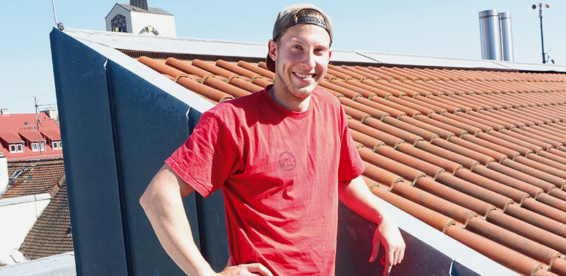 Dachdecker-Ausbildung: Auf dem Dach fühlt Lukas Göbel sich wohler als im Hörsaal. Letzteren hat er "getestet" und dann die Ausbildung "ganz oben" bevorzugt.