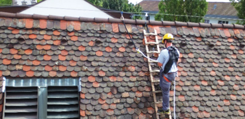 Absturzsicherung Dach: Absicherung über die persönliche Schutzausrüstung direkt am Dachfirst.