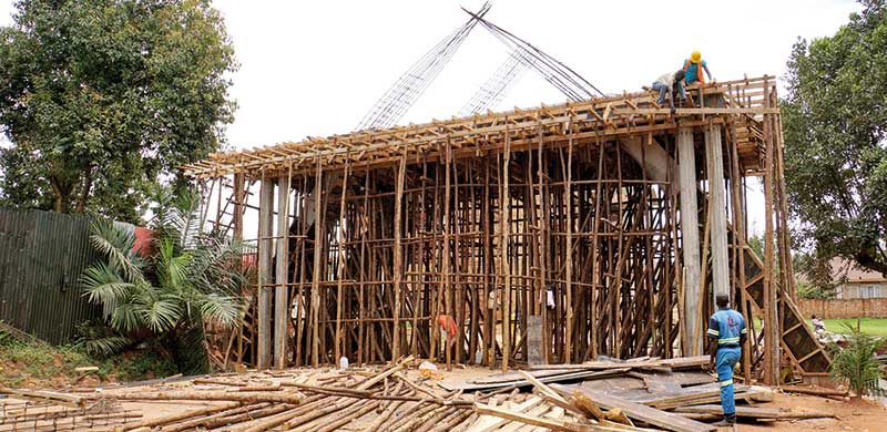 Typische Baustellenszenen in Uganda