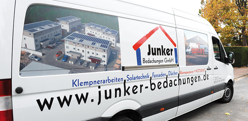Jedes Fahrzeug der Firma Karl Junker Bedachungen GmbH zeigt außen eine Großaufnahme eines Bauobjektes, an dem ein Mitarbeiter aktiv beteiligt war.
