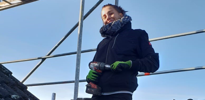 Lieber aktiv sein und mit den Händen arbeiten – Larissa Würtenberger wechselte vom Bürojob zum Dachdeckerhandwerk.