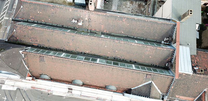 Das denkmalgeschützte Gebäude der ehemaligen Tabakfabrik besitzt eine sehr heterogene Dachlandschaft, was die Dachsanierung um so anspruchsvoller machte.