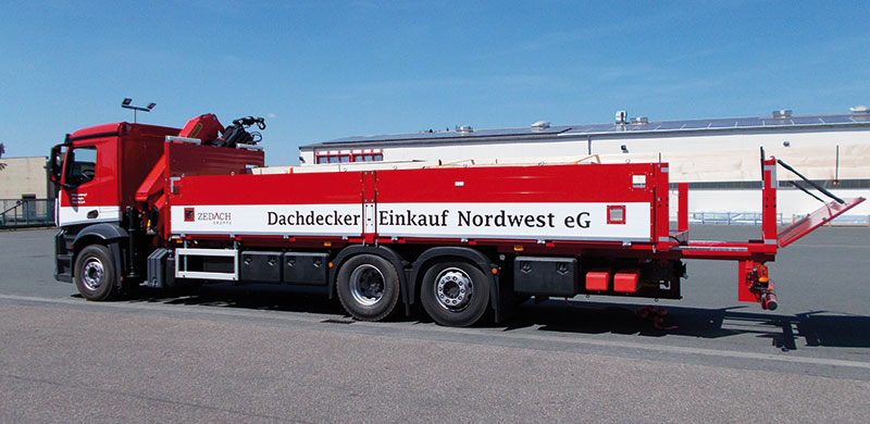 Die Zedach-Gruppe verfügt über eine eigene Flotte von knapp 450 Lkw. Darunter auch Spezialfahrzeuge wie der "Big Wood« der Dachdecker-Einkauf Nordwest eG.
