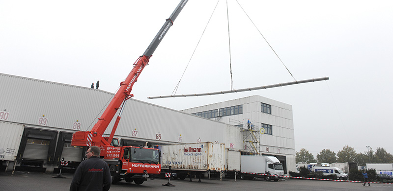 34 Meter lange sind die Aluminimprofile des Herstellers Kalzip für die Flachdachsanierung der Lagerhalle, die der Betrieb Jungnischke aus Bremen ausführte. 