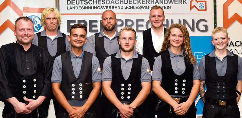Das Projekt „Zukunft Dachdecker“ gibt es jetzt auch in Schleswig-Holstein. Hier zeigen junge Dachdecker Jugendlichen, was cool ist an ihrem Beruf.