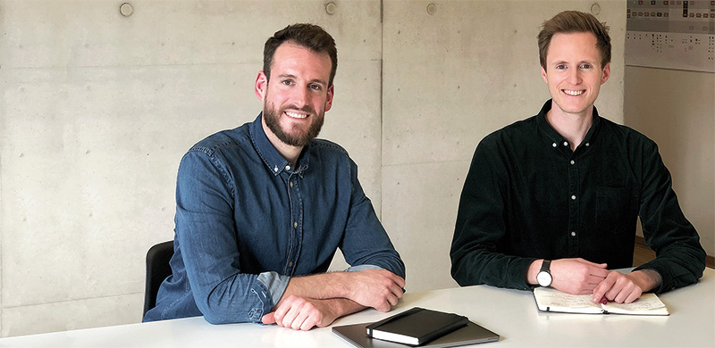 Moritz Lewin (links), Marketing & Vertrieb ZEDACH Digital, und Tim Schneider, Projektleitung ZEDACH Digital erläutern die Vorteile, die der Website-Baukasten der Flexbox den Anwendern bietet.
