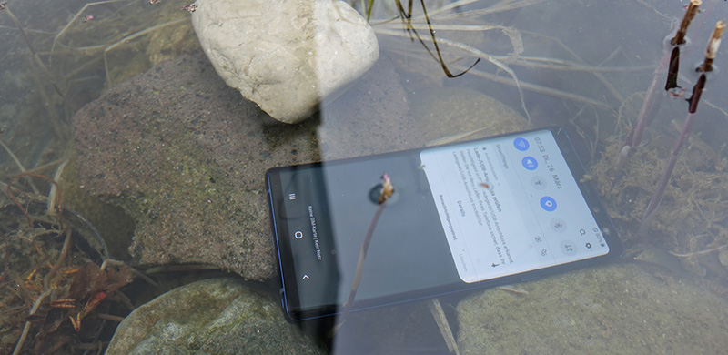 Auch nach einem unfreiwilligen Bad ist das Samsung Smartphone wieder einsetzbar. 