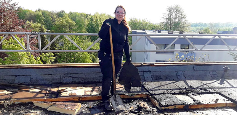 Dachdeckerin Victoria Weber lebt das Dachhandwerk. So steht die Zunftkleidung für sie auch für Ehre und Stolz auf ihr Handwerk. 