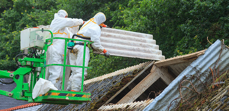 Asbest in Bitumen: Bei der Beseitigung von asbesthaltigen Bitumenabfällen fühlen sich die Dachdecker von der Politik alleine gelassen.