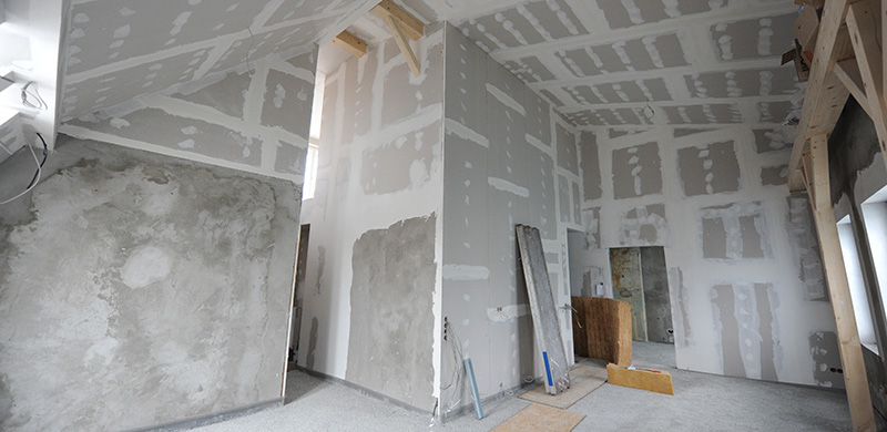 Dachausbau samt Innenausbau: neben dem Einbau der Brandschutzwände wurden die Rigips-Platten vor Ort fachgerecht zugeschnitten und an der Unterkonstruktion angebracht. 