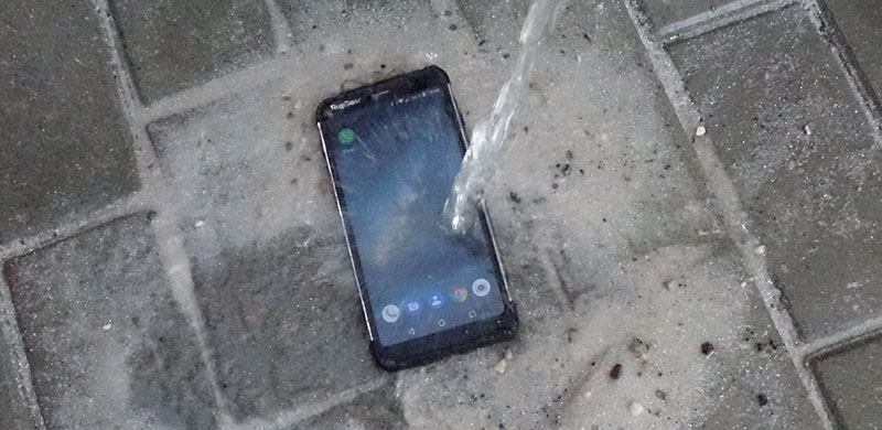 Dem RugGear blieb im Test »Smartphone für Dachdecker« tatsächlich nichts erspart.