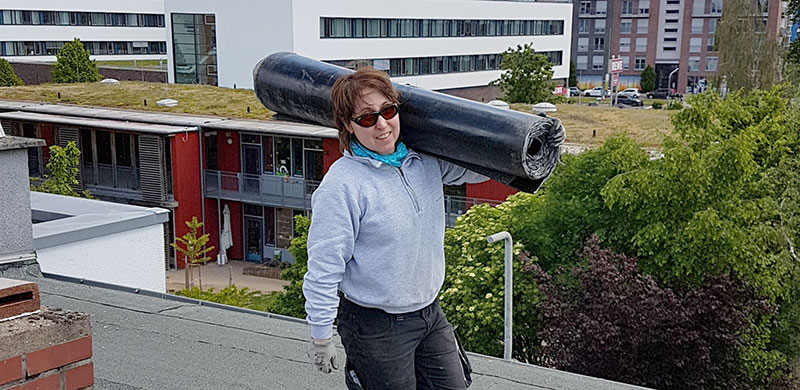 Dachdeckerin: Dachdeckermeisterin Melanie Bernhardt packt auch als Chefin mit an und ist täglich auf den Baustellen unterwegs.