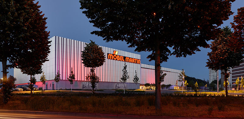Der Neubau von Möbel Martin in Saarbrücken erstrahlt nun dank 3D-Fassade im besonderem Glanz.