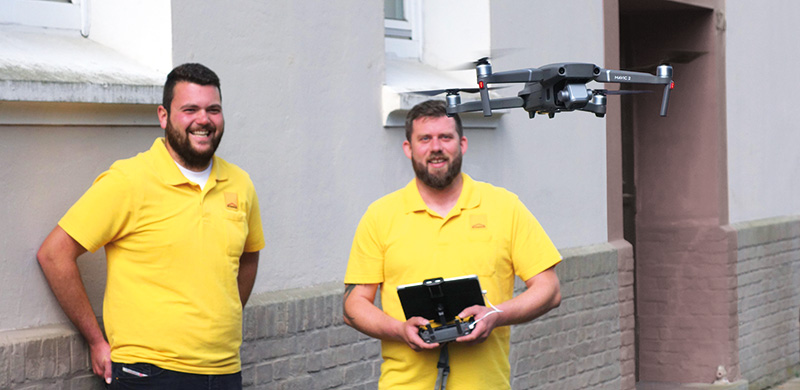 Patrick Gottschalk (links) und Henning Mirchel wollen durch die Drohne effizient Dachflächen vermessen.