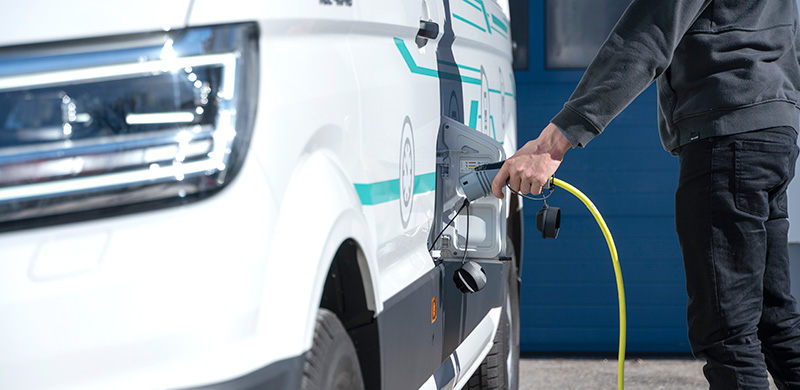 Der E-Transporter von MAN schneidet preislich in der Strombetankung gegenüber Diesel-Benzin preiswerter ab. 