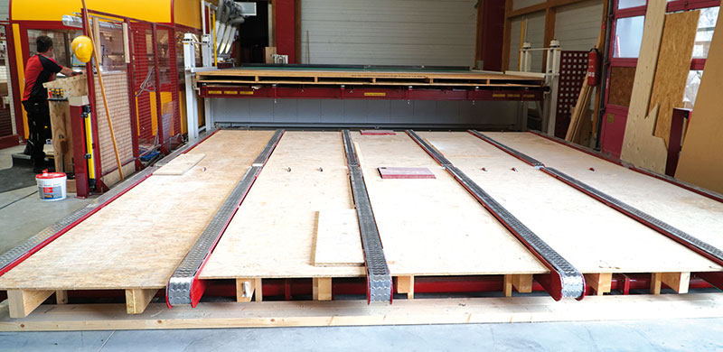 Holzfertigbau: Die Speed-Panel-Machine (SPM) sorgt für den exakten Plattenzuschnitt. 