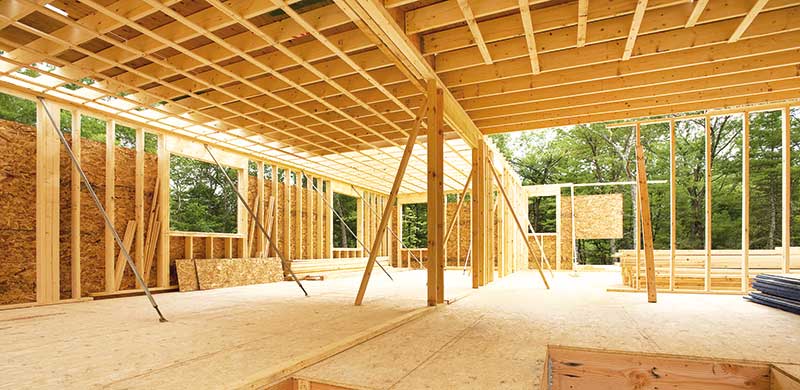 Dachdecker und Zimmerer: In Zeiten des Klimawandels wird Holz als Baustoff wieder deutlich attraktiver. 