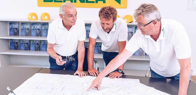 Teambesprechung beim Dachdeckerbetrieb Berner: Wolfgang Rehberger, Timo Berner und Thomas Wilhelmy