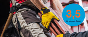 Eine Person mit gelben Handschuhen trägt mehrere Dachziegel, Nahaufnahme von Händen und Baumaterialien auf einer Baustelle.