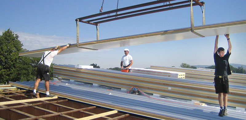 Dachdecker: Flachdächer sind ein Geschäftsbereich im breiten Portfolio der Home-Bedachung GmbH.
