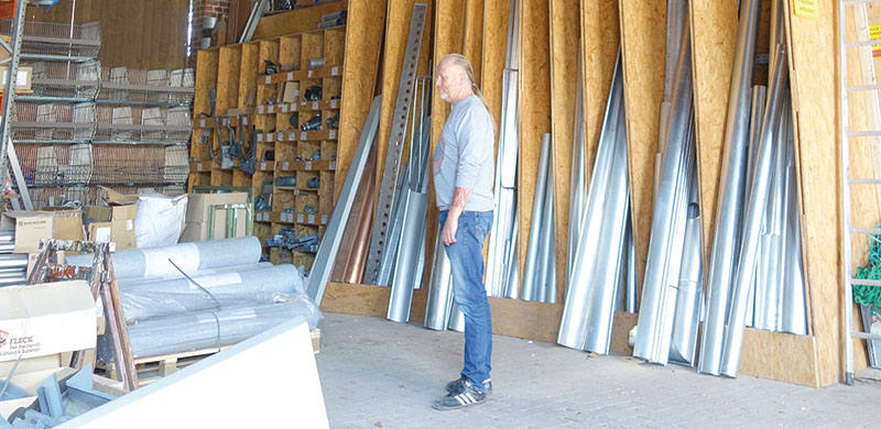 Dachdecker: Uwe Horstmann hat die alte Scheune umgebaut und nutzt sie als Materiallager.