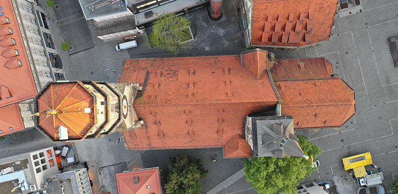 Dachinspektion einer Kirche durch Fotoaufnahmen mit einer Drohne.