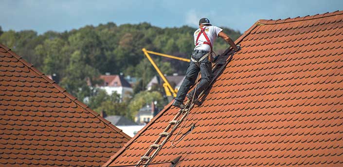 Dachabsturz: Dachdecker gesichert über eine PSA auf dem Dach