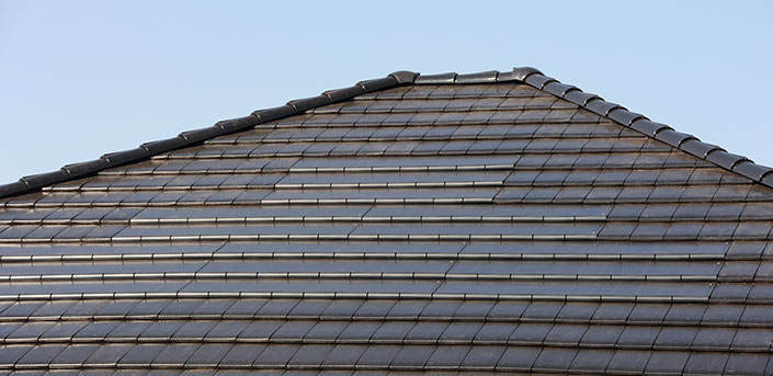 Foto vom fertigen Dach mit Ziegeln und Indach PV-Anlage in gleicher Farbe.