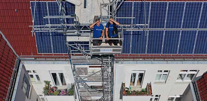 Bild von Dachdecker Leon Steinhof mit einem Kollegen auf dem Gerüst.