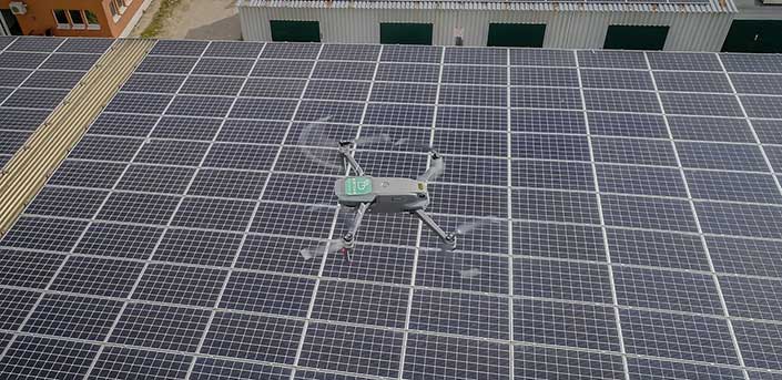 EU-Drohnenverordnung: Bild von Drohne im Flug über Flachdach mit Photovoltaik-Modulen