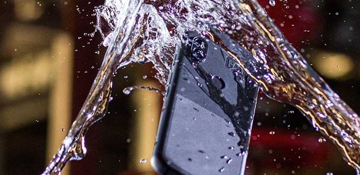 Bild von CAT S62 Pro, dem Smartphone mit Wärmebildkamera, in einem Wasserstrahl.