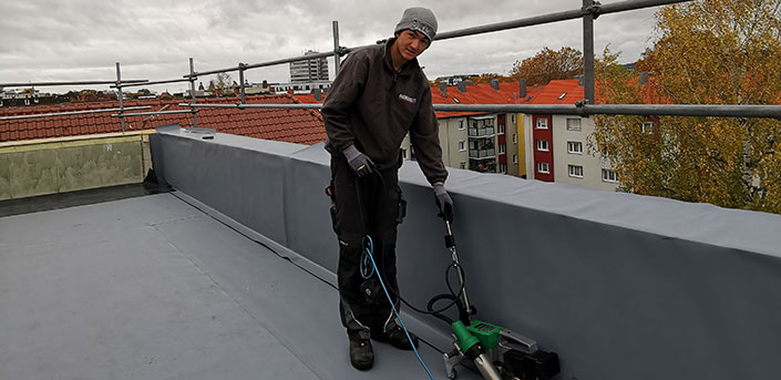 Foto von Ziya Rahimi bei der Arbeit auf dem Flachdach.