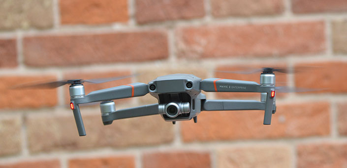 Foto von Drohne vor einer Häuserwand