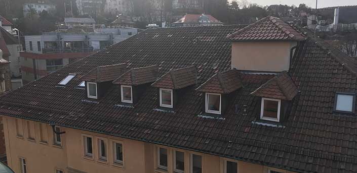 Bild vom alten Dach mit fünf Gauben und drei zusätzlichen Dachfenstern