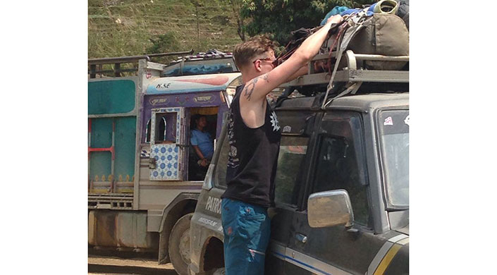 Bild von Philipp Hackl während seiner Nepal-Reise beim Packen eines Jeeps