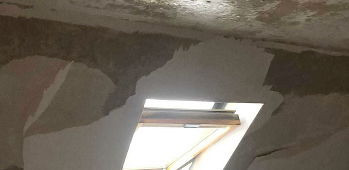 Bild von Feuchtigkeitsschäden an Wänden und Decke im Dachgeschoss