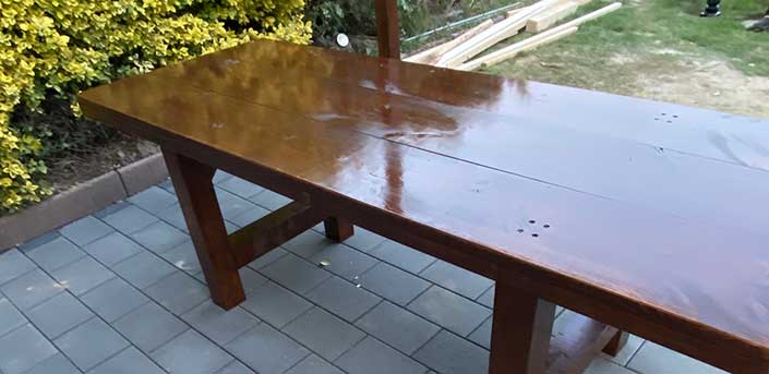 Bild von großem Gartentisch mit lackierter Platte