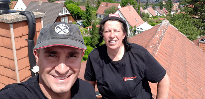Bild von Petra Bangert mit einem Kollegen auf dem Dach
