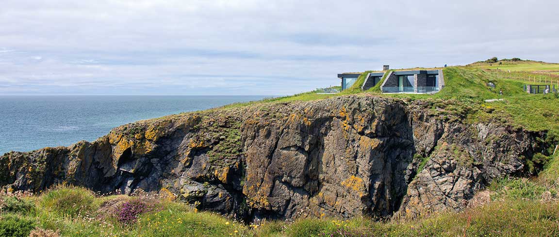 Bild von Haus mit Gründach an der Küste Schottlands