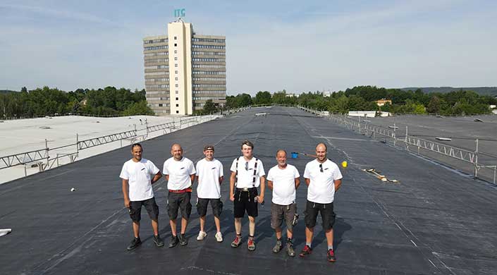 Bild vom Team der Martin Hahn Bedachungen auf Flachdach mit Firestone-Dachsystem