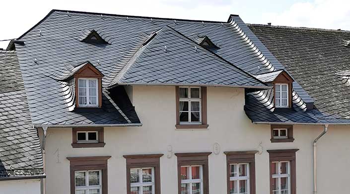 Bild von neuem Dach mit Schieferziegeln