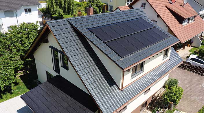 Bild von Haus mit Steildach und Photovoltaikanlage