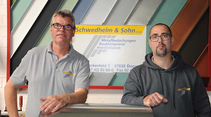 Firmeninhaber Jörg Schwedhelm (l.) und Klempnermeister Björn Ehling 
