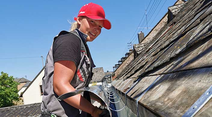 Dachdeckerin Miriam Dorny bei ihrer Arbeit auf dem Dach.