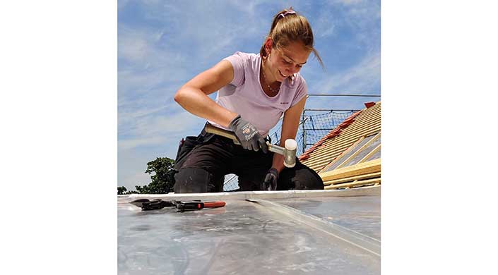 Bild von Spenglermeisterin Jennifer Konsek bei der Arbeit auf dem Dach