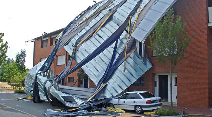Bild von Unwetterschäden: ein abgedecktes Dach